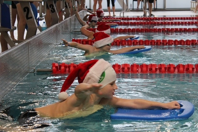 MIKOŁAJKOWE SZTAFETY PŁYWACKIE 