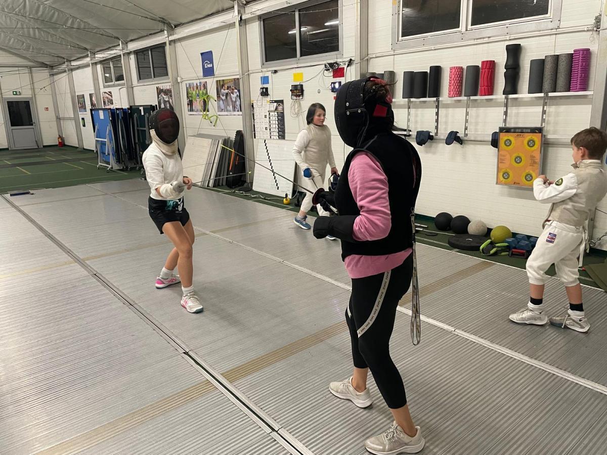 Rozpoczęcie szermierczych zajęć sportowych dla dzieci i młodzieży